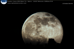 La luna llena de hoy en perigeo. Este evento ocurre cuando la luna se encuentra en el punto más cercano de la Tierra a lo largo de su órbita. En consecuencia, se ve ligeramente más grande y brillante de lo usual. Comúnmente, a esto se le conoce como una "Super Luna".