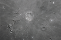 Copérnico, uno de los cráteres más notables de la luna, mide 95km de diámetro.