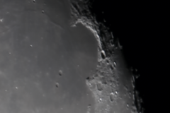 Sinus Iridum o Bahía de los Arcoiris mide 411km de largo.